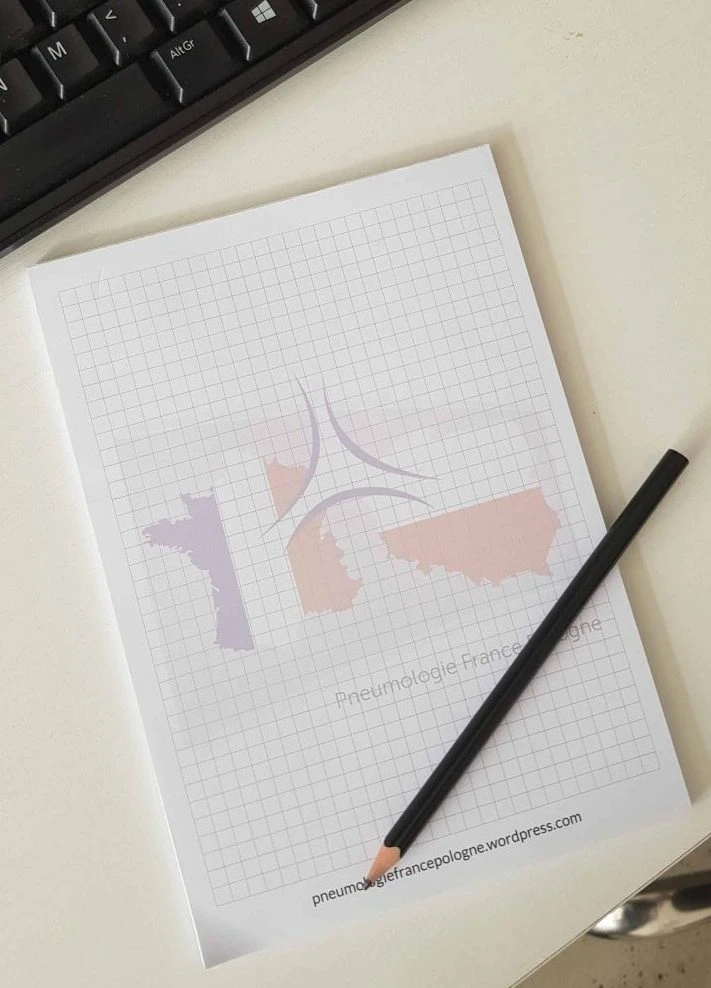 notesy firmowe w kratkę i logo Pneumologie France Pologne