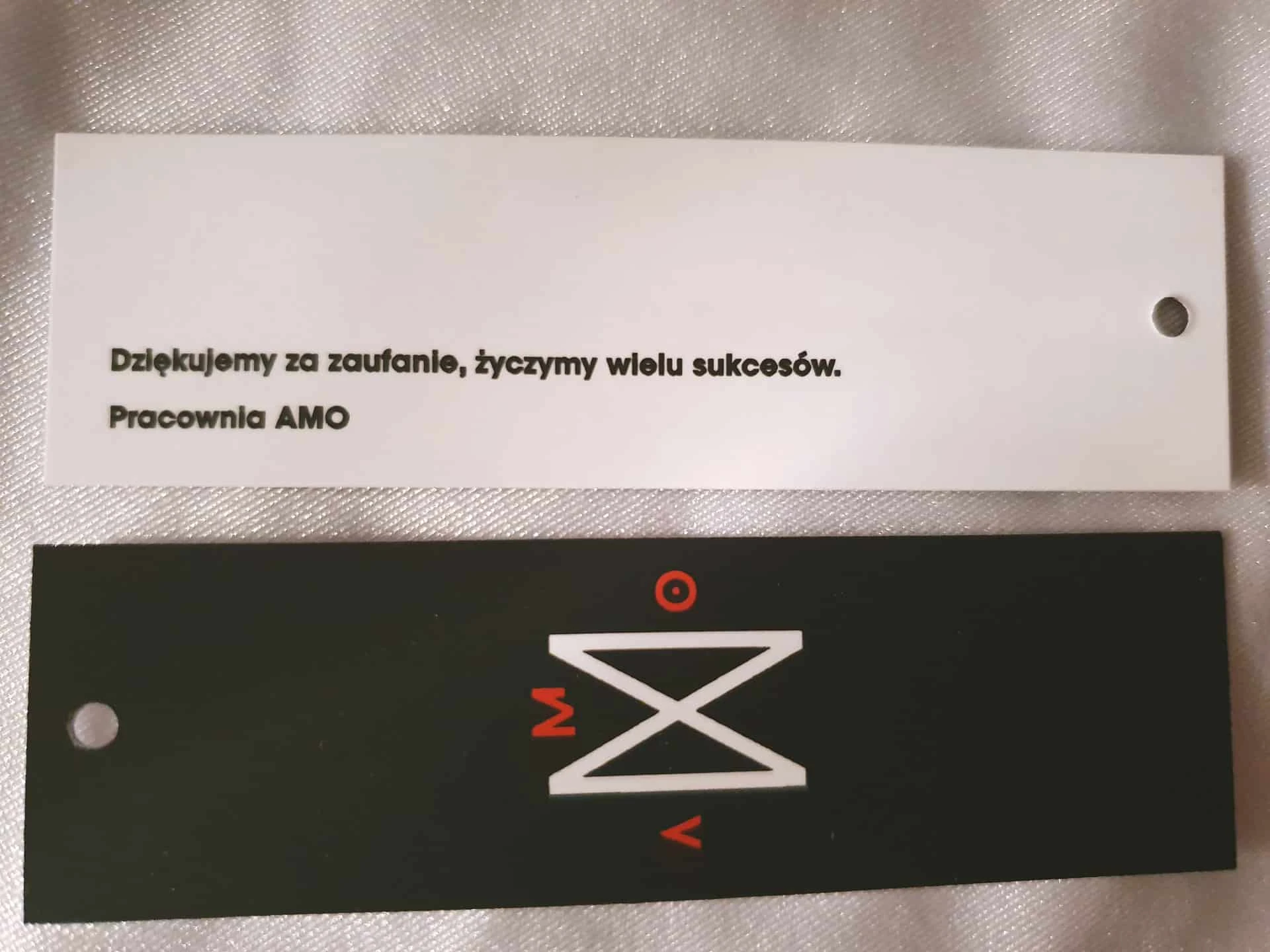 etykiety odzieżowe z logo AMO