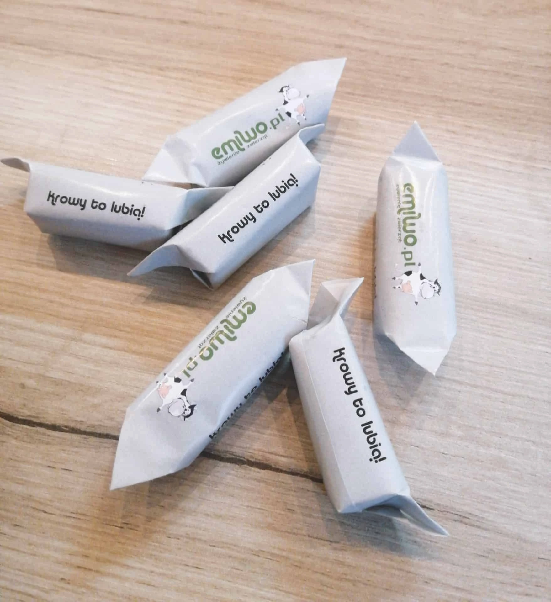 krówki z logo emilwo i napisem "krowy to lubią"