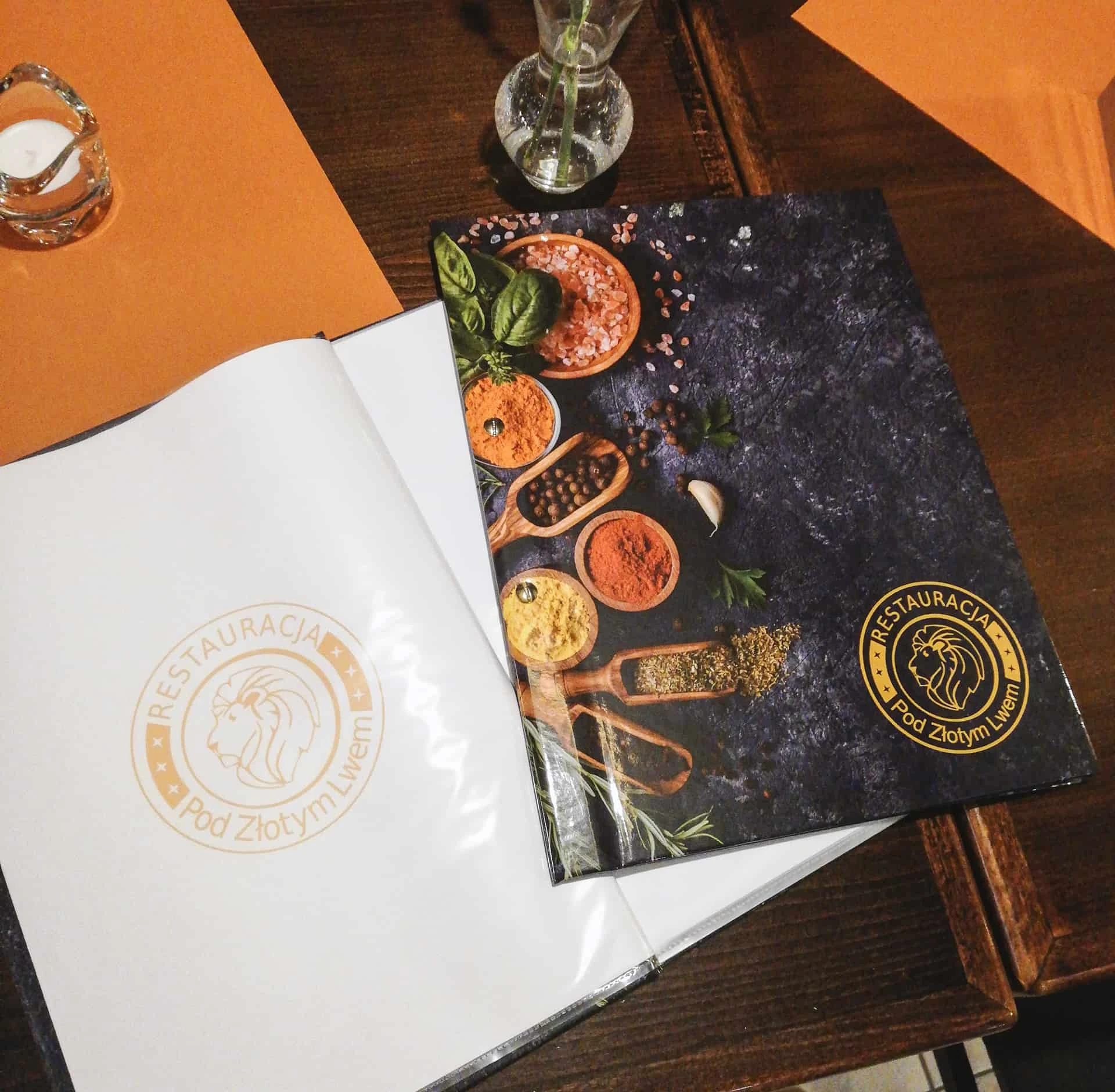 Etui na menu z grafiką i logo restauracji Pod Złotym Lwem