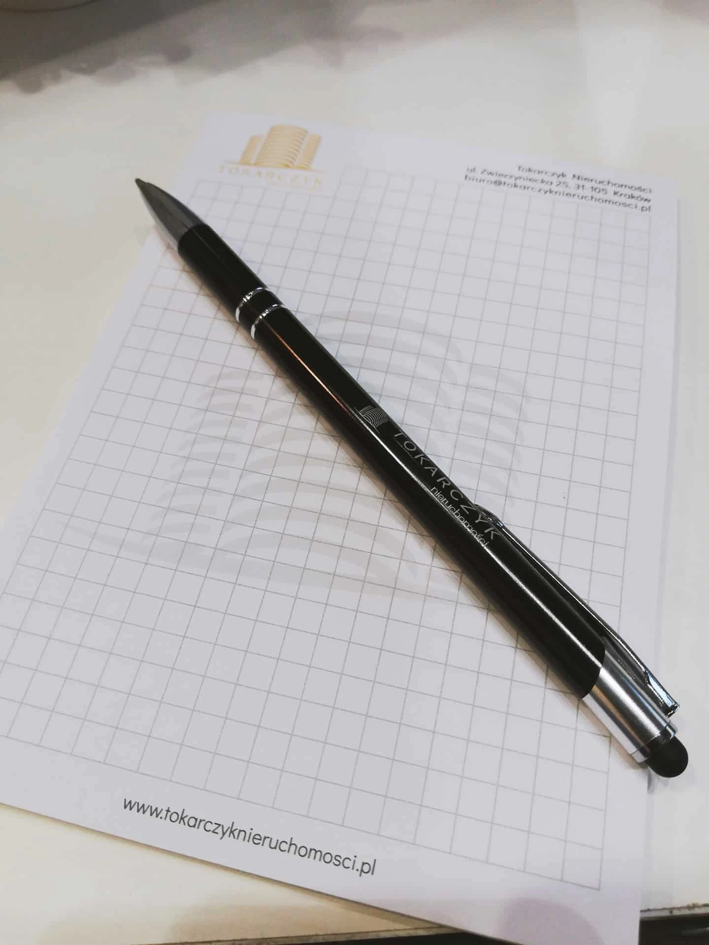 długopisy i notesy z logo Tokarczyk nieruchomości
