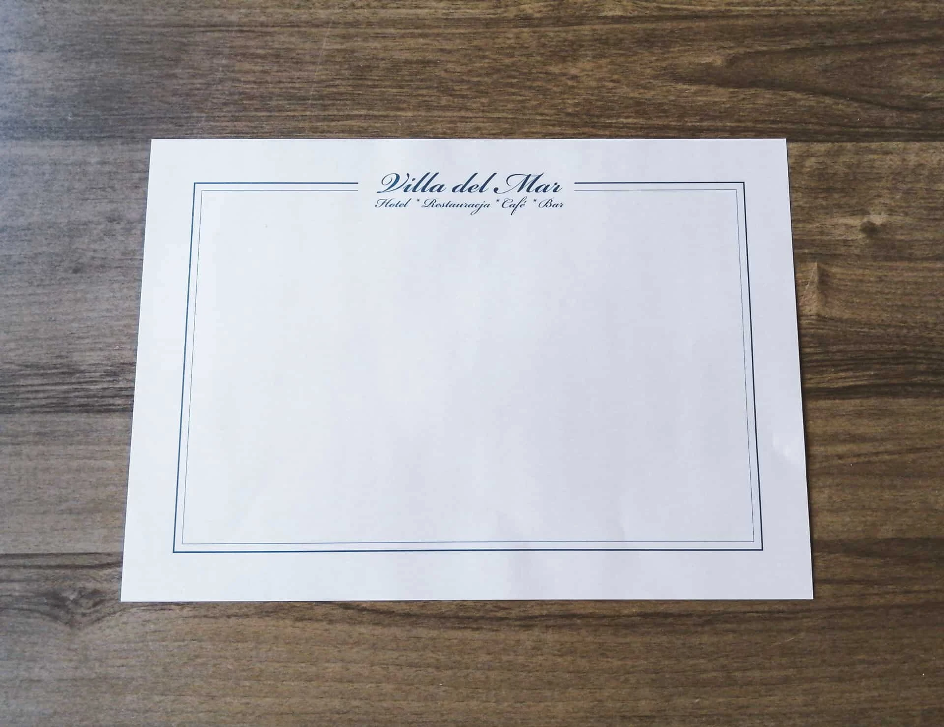 podkładki pod talerze z logo Villa del Mar