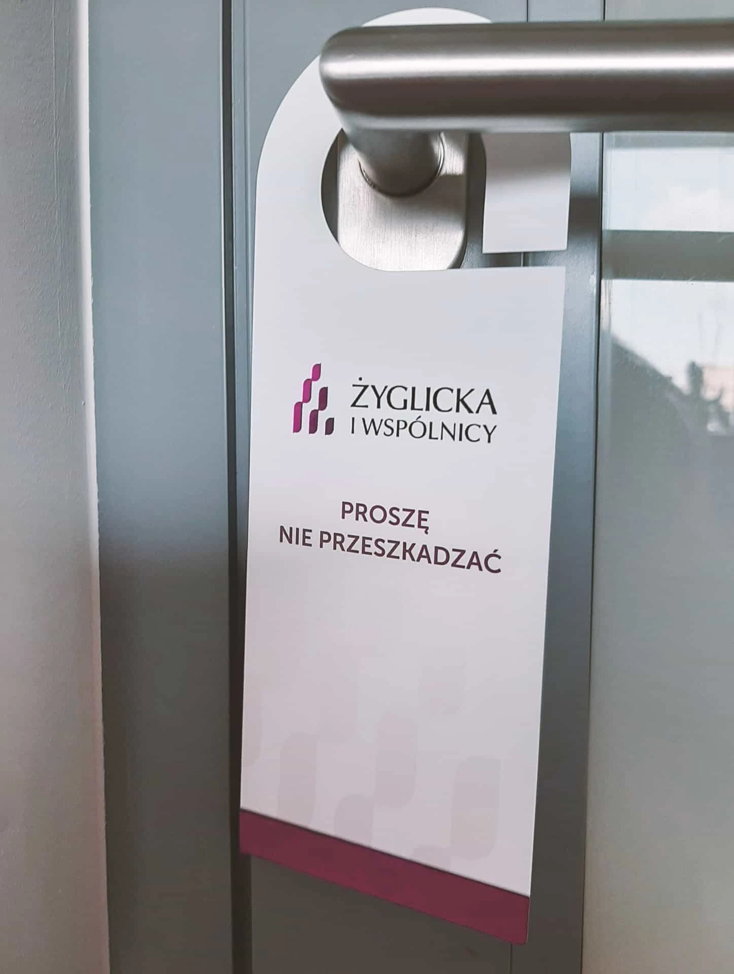 zawieszki na drzwi z logo Żyglicka i wspólnicy