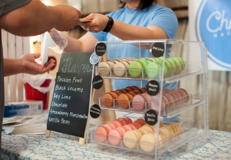 reklama promuje, sprzedaje sprzedawca