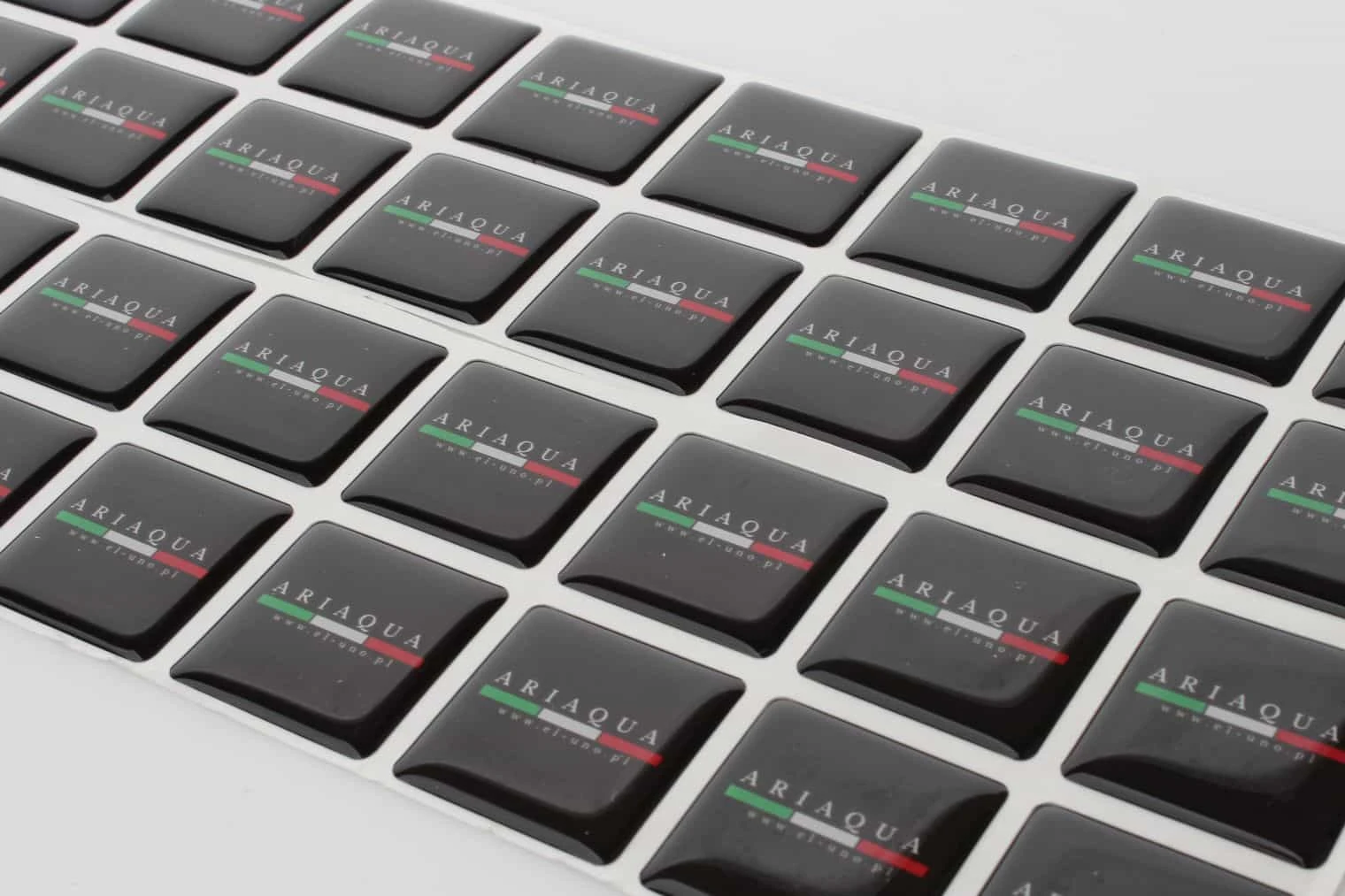 realizacja naklejki wypukłe dla ariaqua