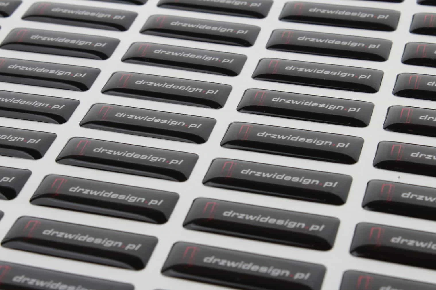 realizacja naklejki wypukłe dla drzwidesign.pl