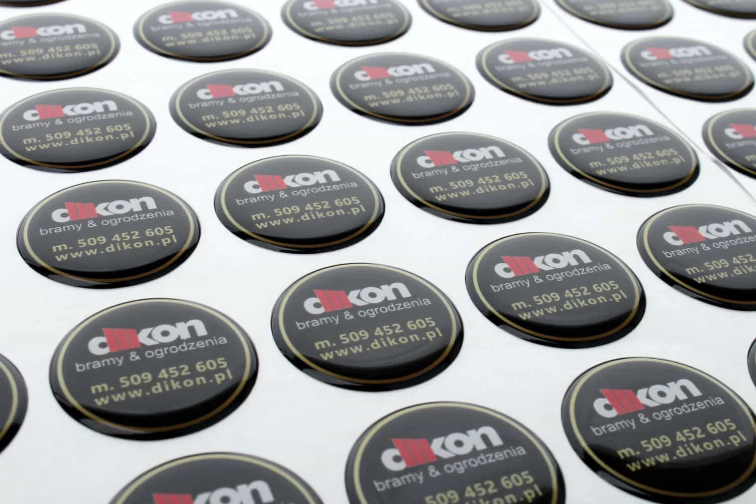 realizacja okrągłych naklejek 3d