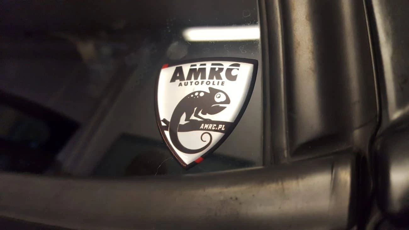zdjęcie naklejki wypukłej z logo AMRC autofolie
