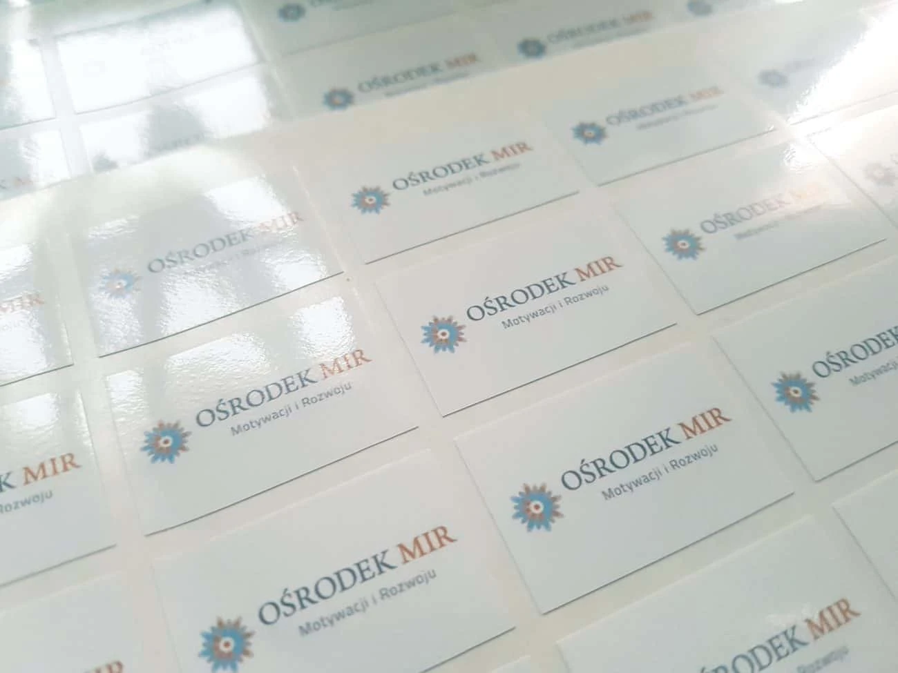 zdjęcie naklejek firmowych dla Ośrodek MIR