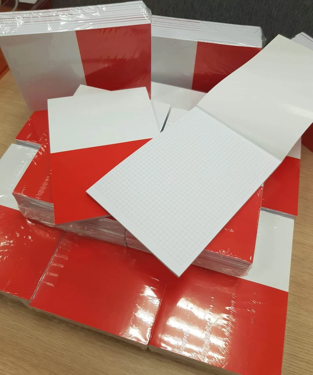 notesy reklamowe z okładką w kolorze biało czerwonym