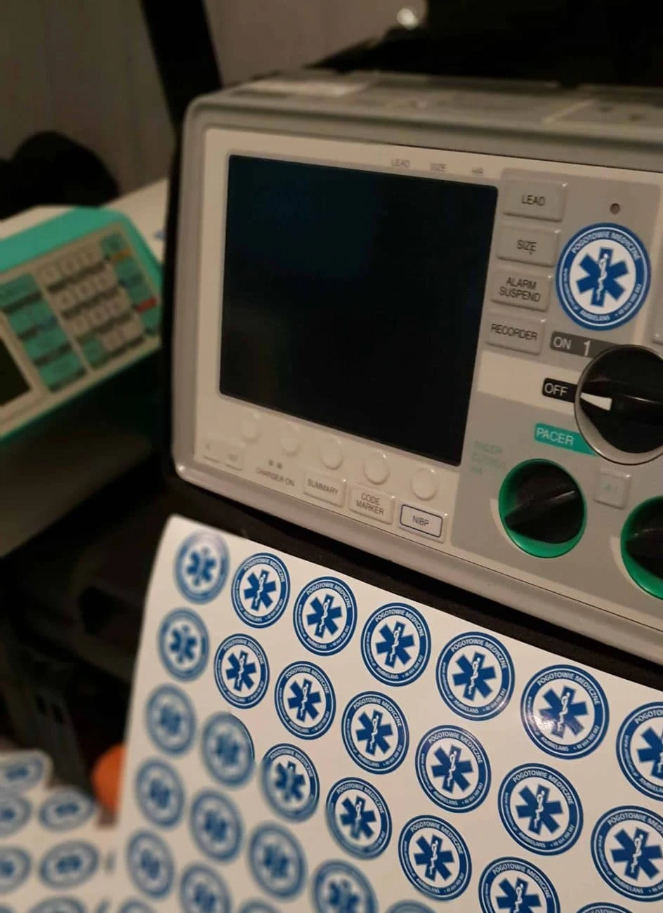 naklejki drukowane okrągłe z napisem Pogotowie Medyczne