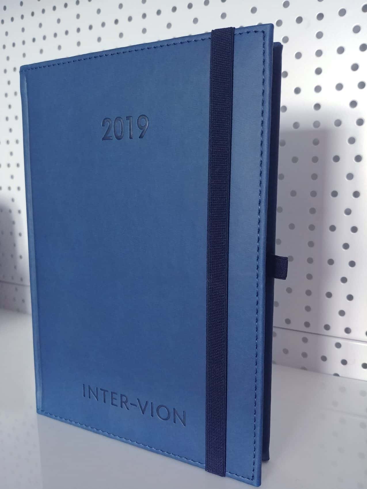 kalendarze książkowe z gumką z tłoczonym logo inter-vion
