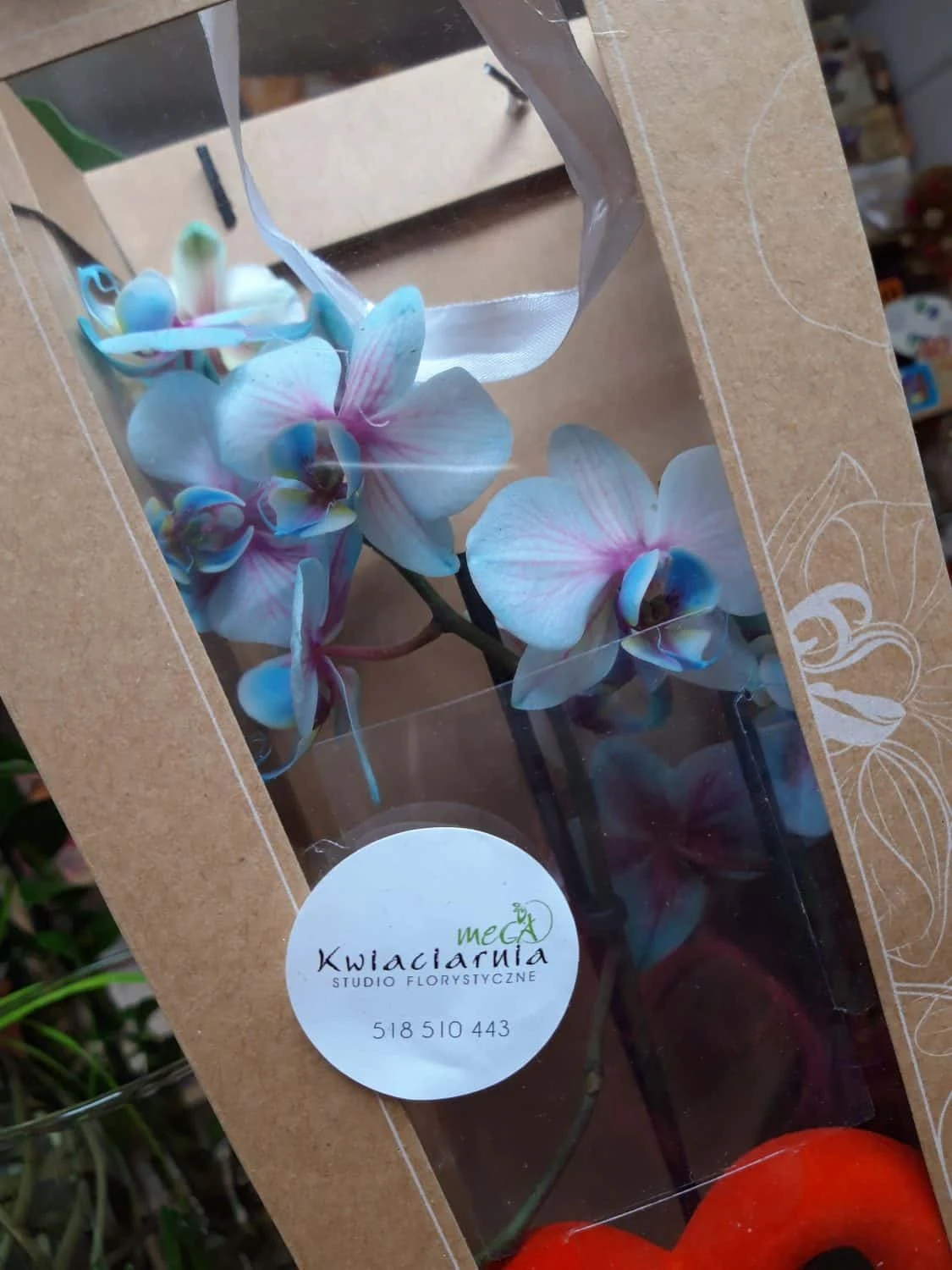 naklejka firmowa z logo meca przyklejona na opakowaniu