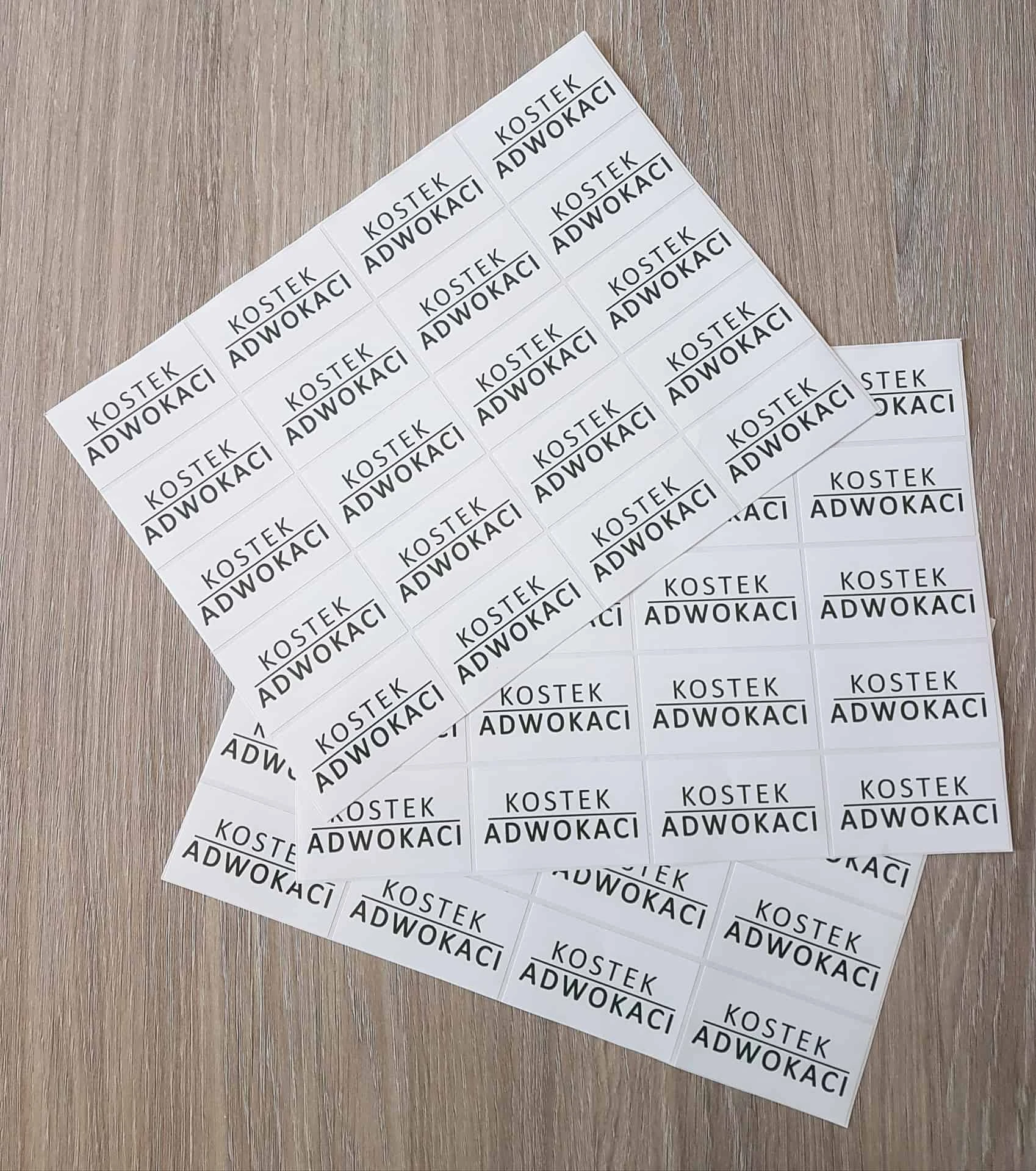 naklejki z napisem z logo Kostek Adwokaci
