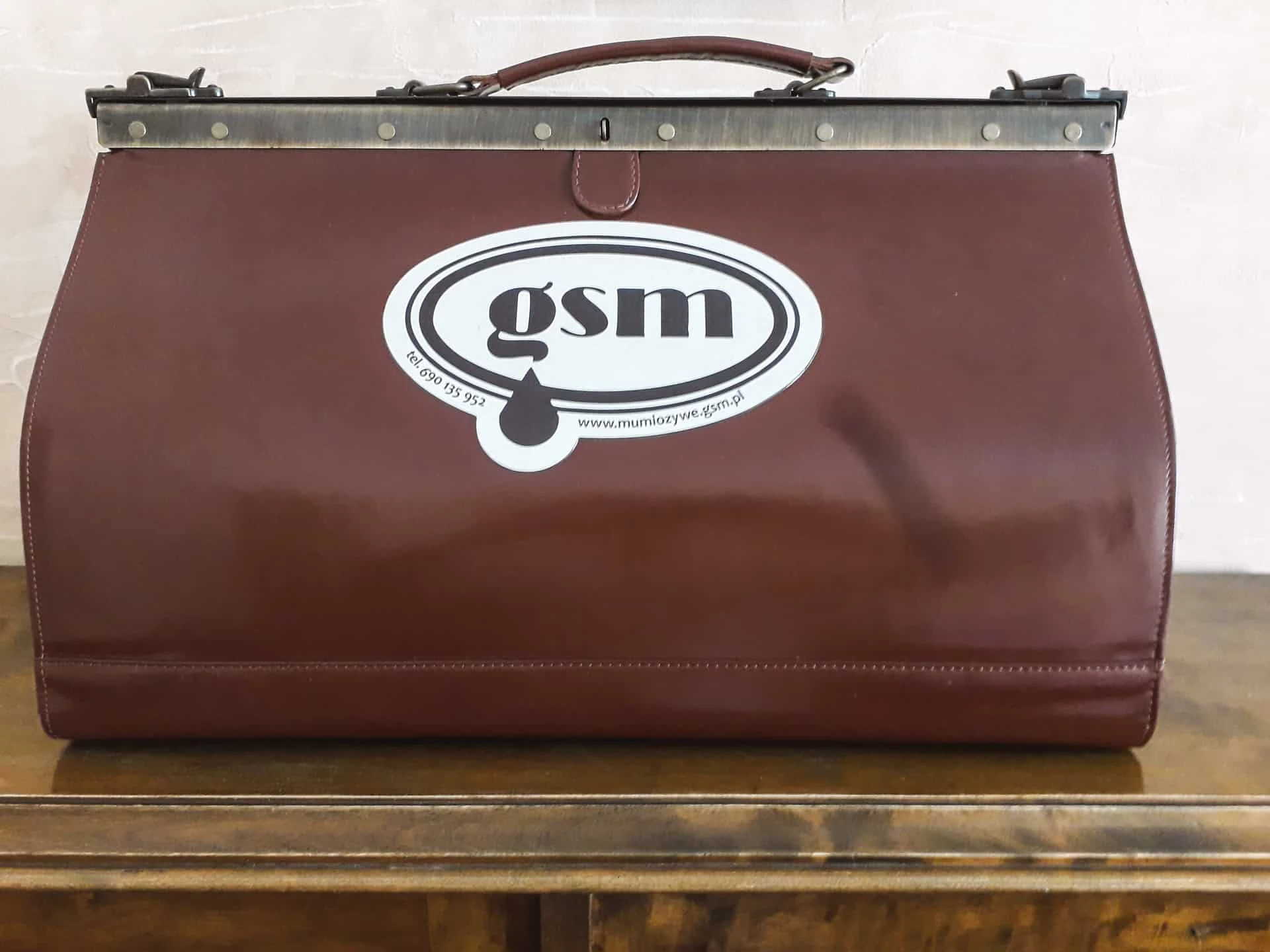 białe naklejki wypukłe z logo gsm