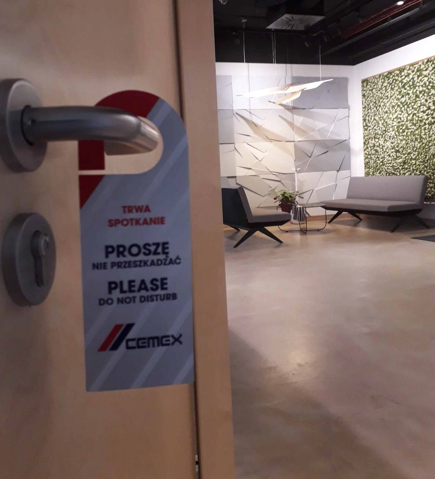 zawieszki na klamki z logo Cemex