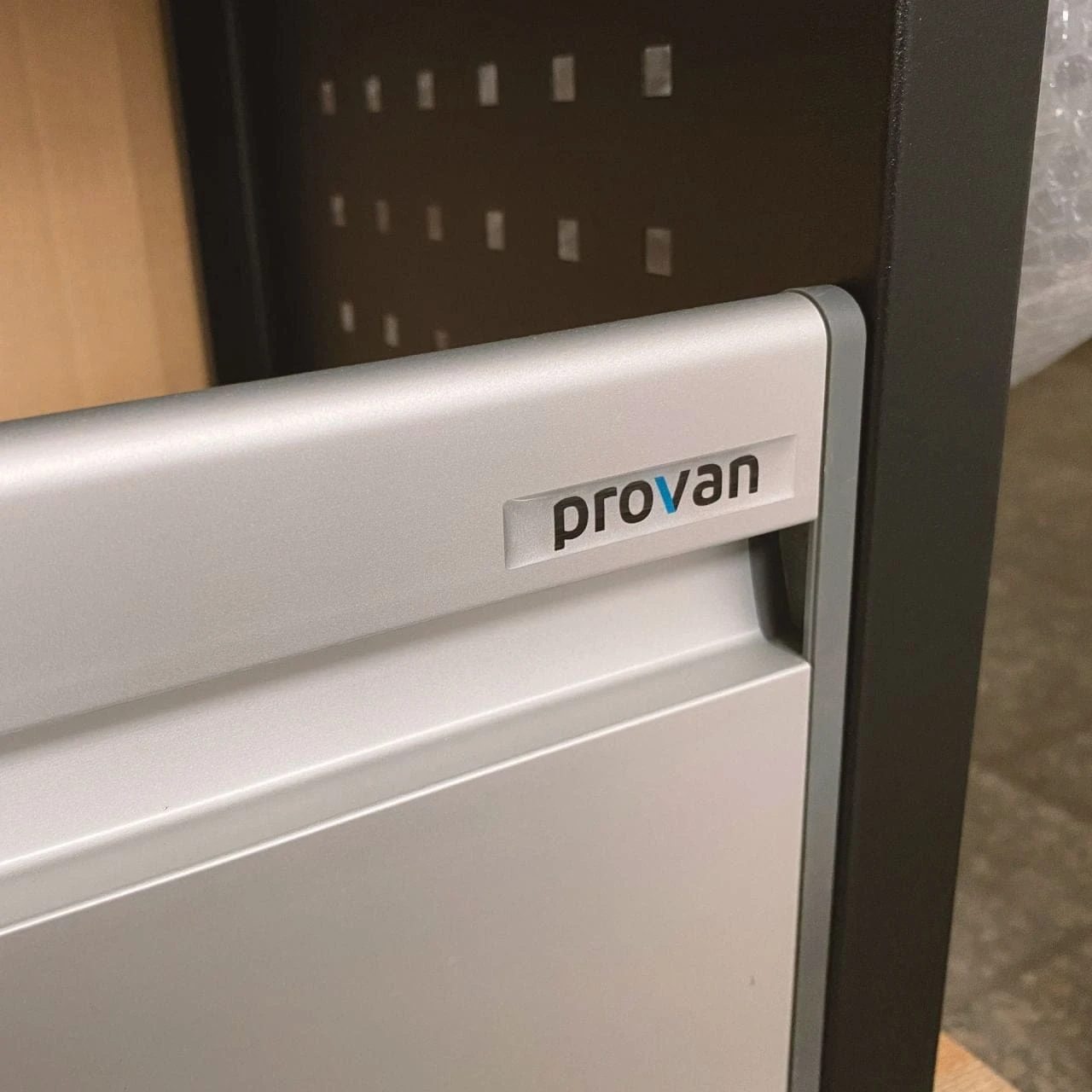 naklejki przeźroczyste wypukłe z logo provan