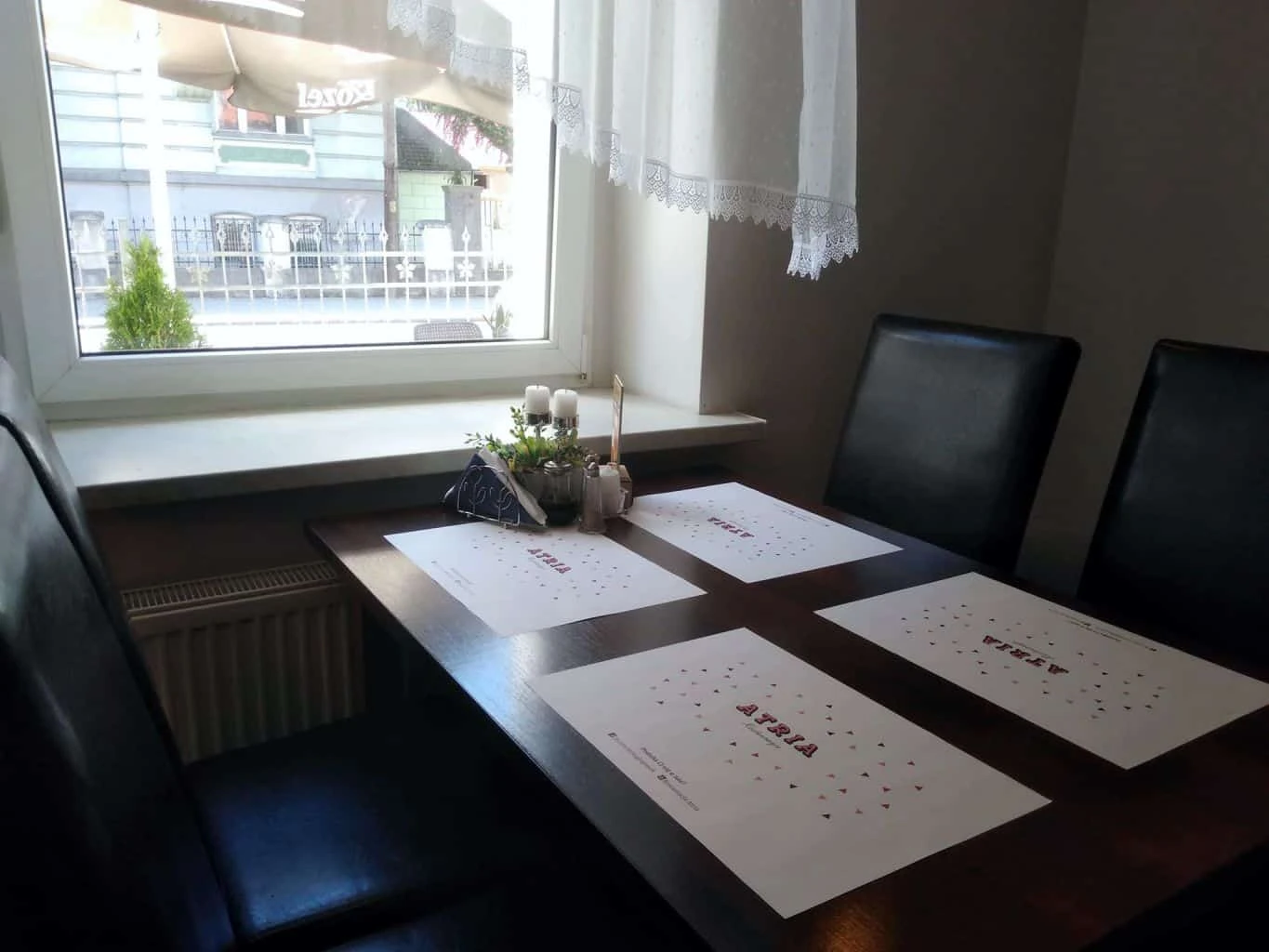 podkładki pod talerze z logo Atria