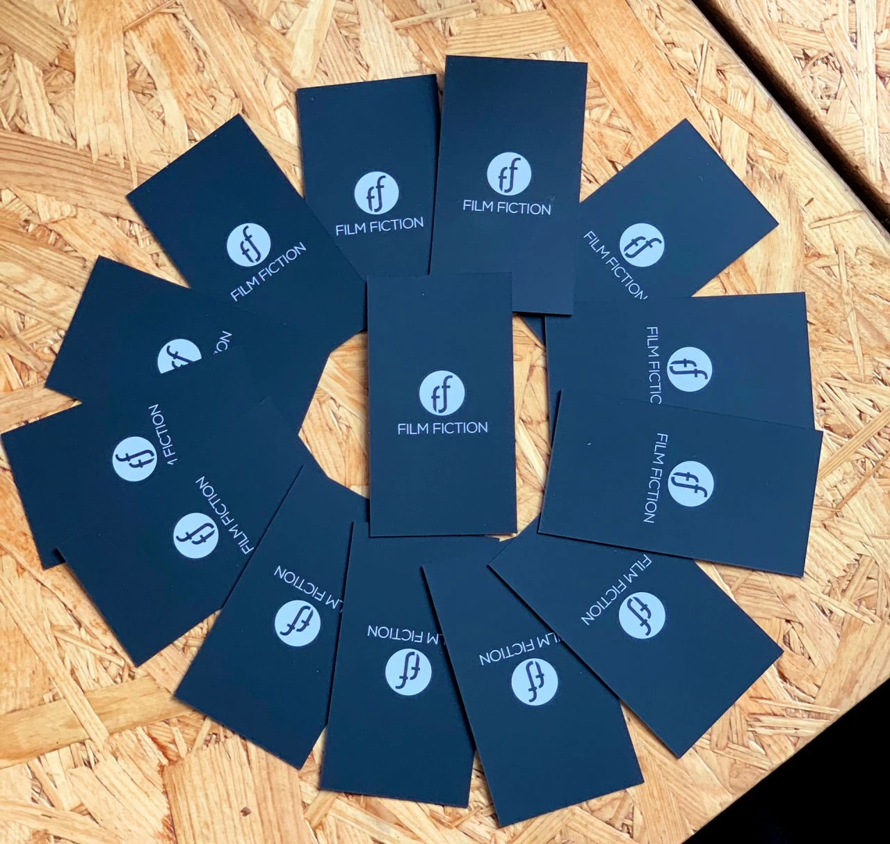 czarne barwione wizytówki z logo Film Fiction