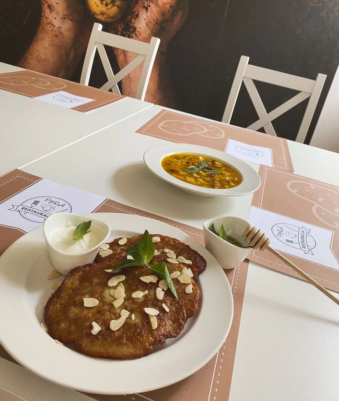 podkładkina stół z logo restauracji Pyra