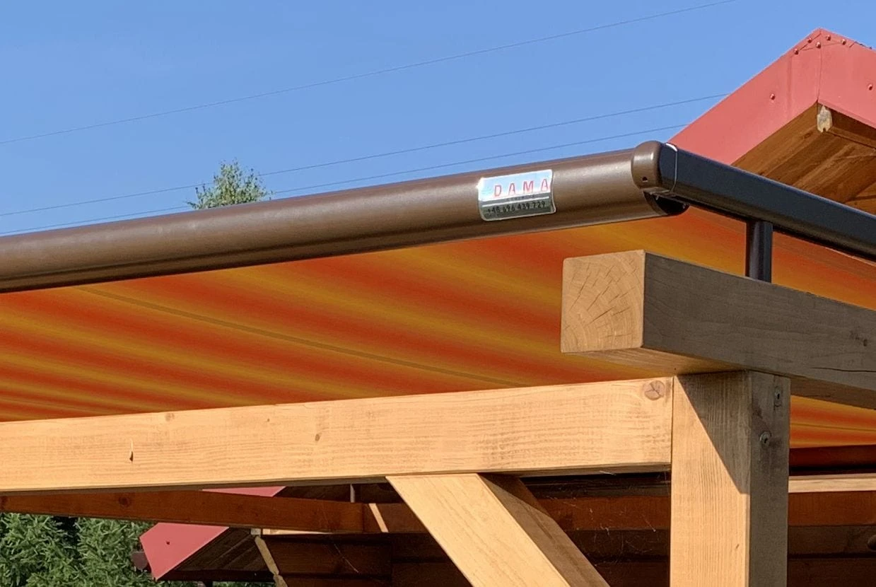 naklejka przyklejona na rymne z logo Dama