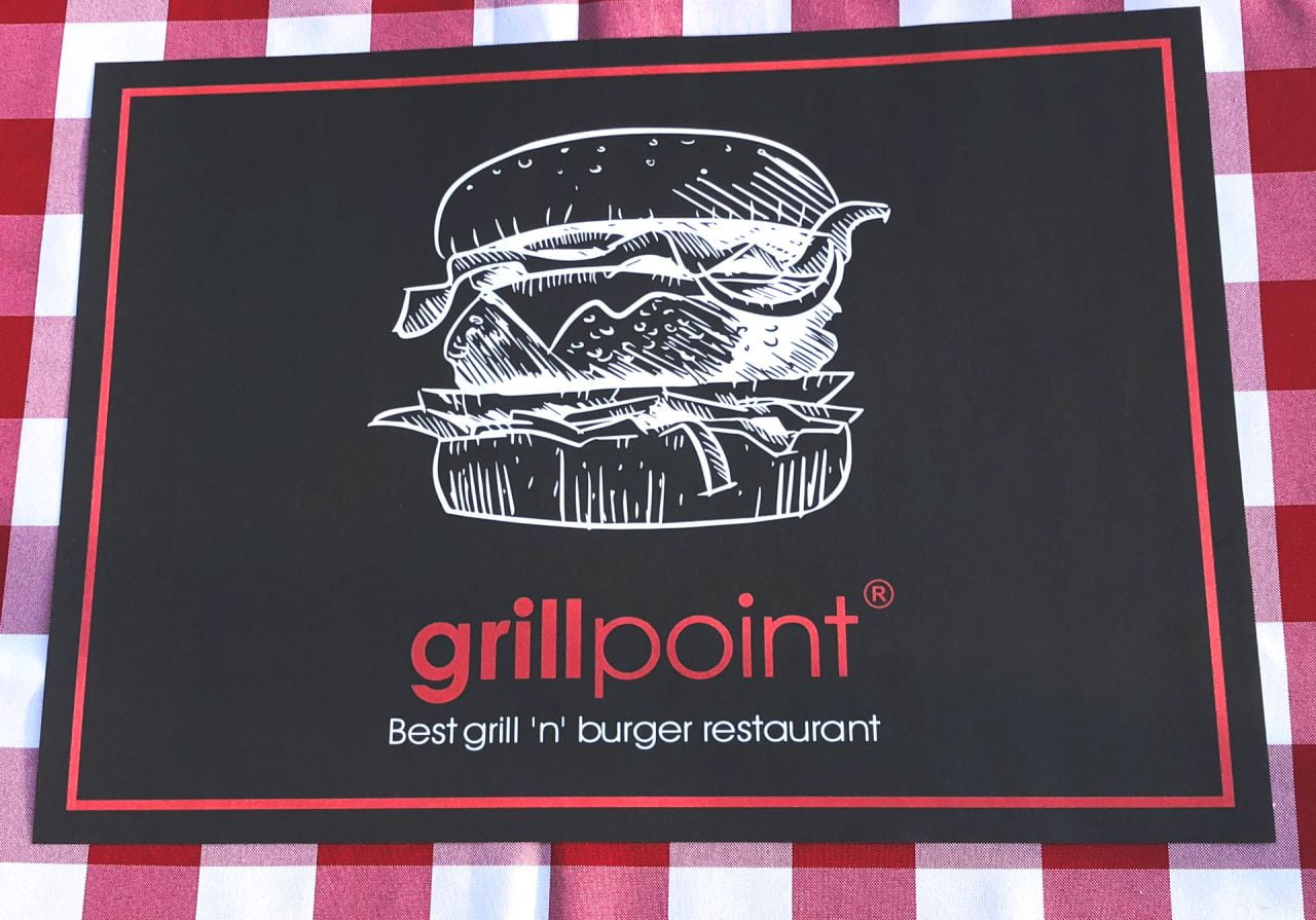podkładki pod talerze na stół w restauracji z logo grillpoint