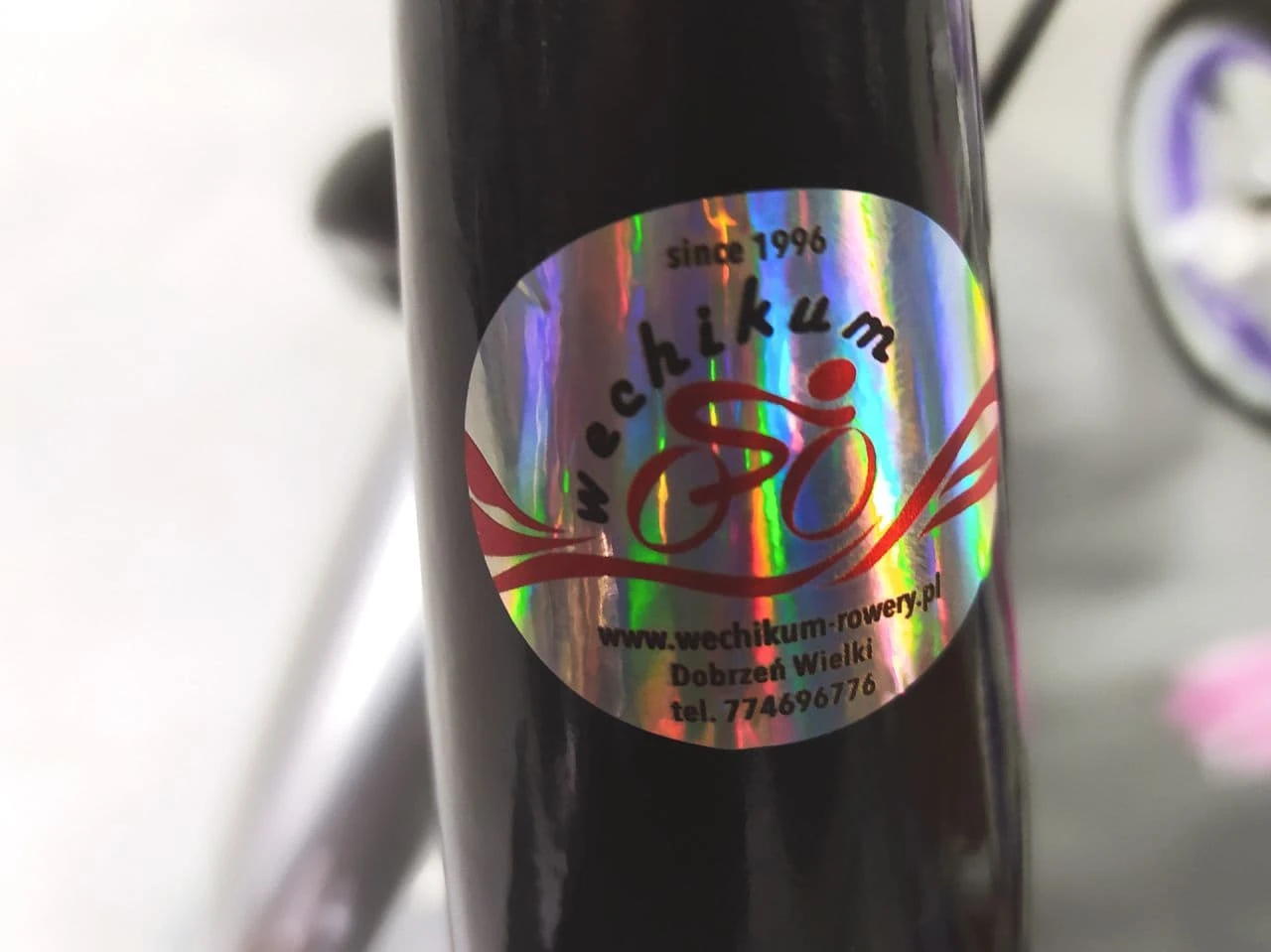 naklejki holograficzne z logo Wehikum