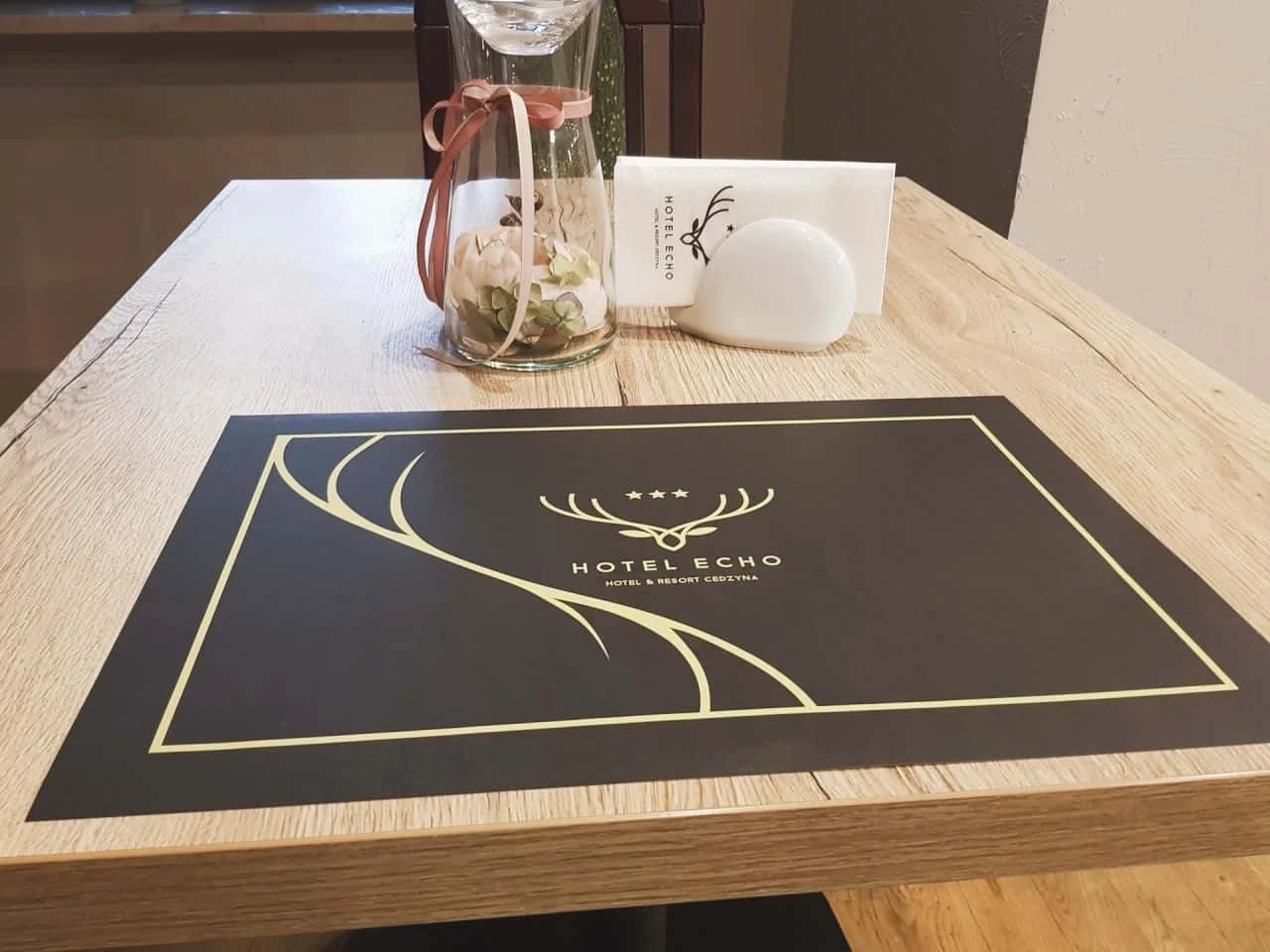 podkładki pod talerze z logo Hotel Echo