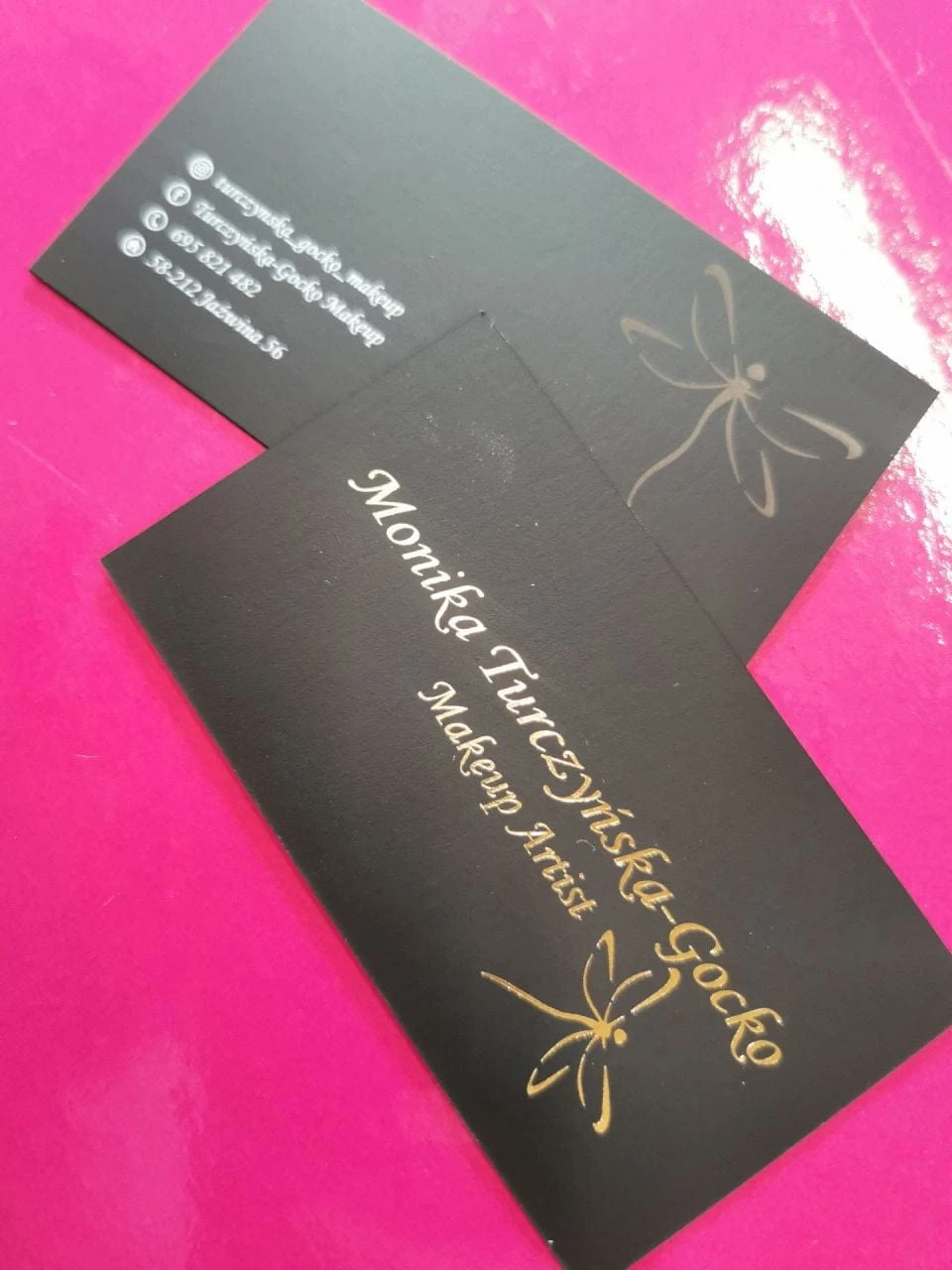wizytówki z złoconym napisem Monika Turczyńska-Gocko