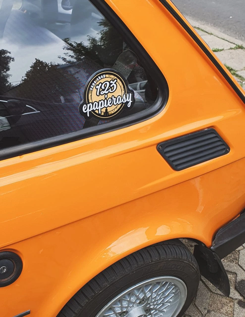 naklejka z logo 123 epapierosy przyklejona na szybę samochodu