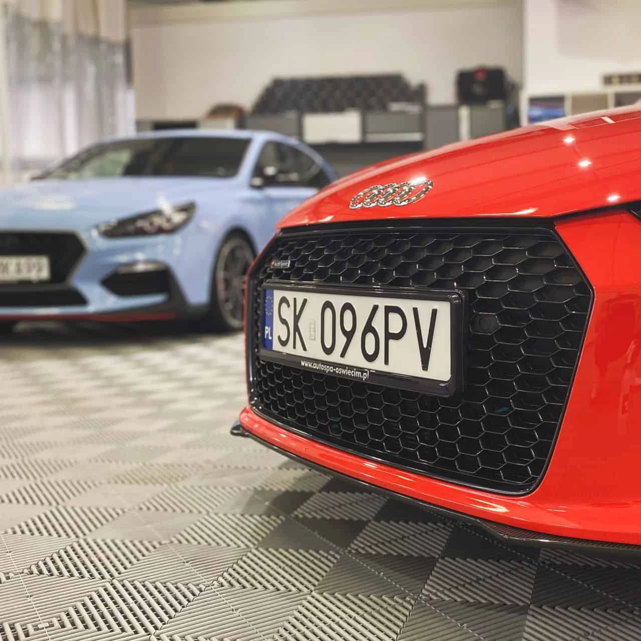 ramki z napisem "www.autospa-oswiecim.pl" umieszczona na aucie