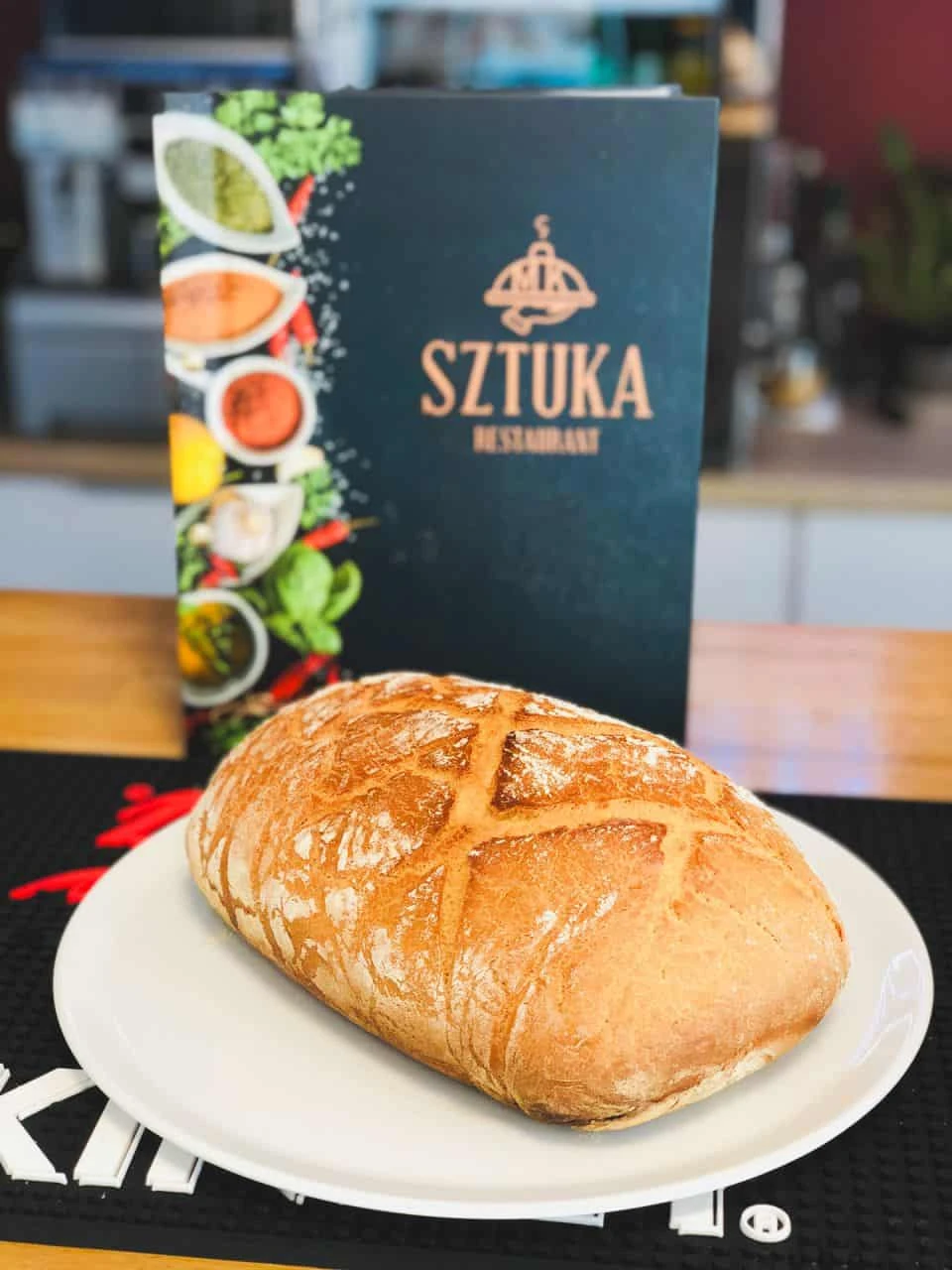 chleb na tle okładki menu restauracji Sztuka