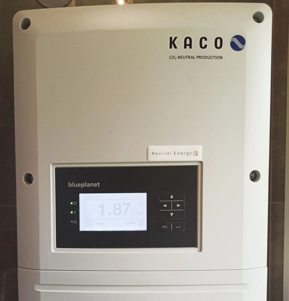 przyklejona naklejka z logo Revival Energy