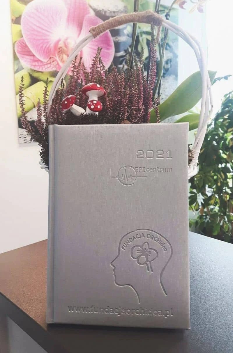 kalendarze książkowe z tłoczonym logo "Fundacja Orchidea" na okładce