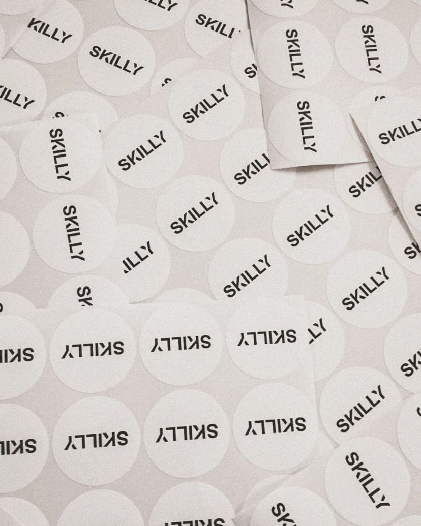 naklejki z logo skilly