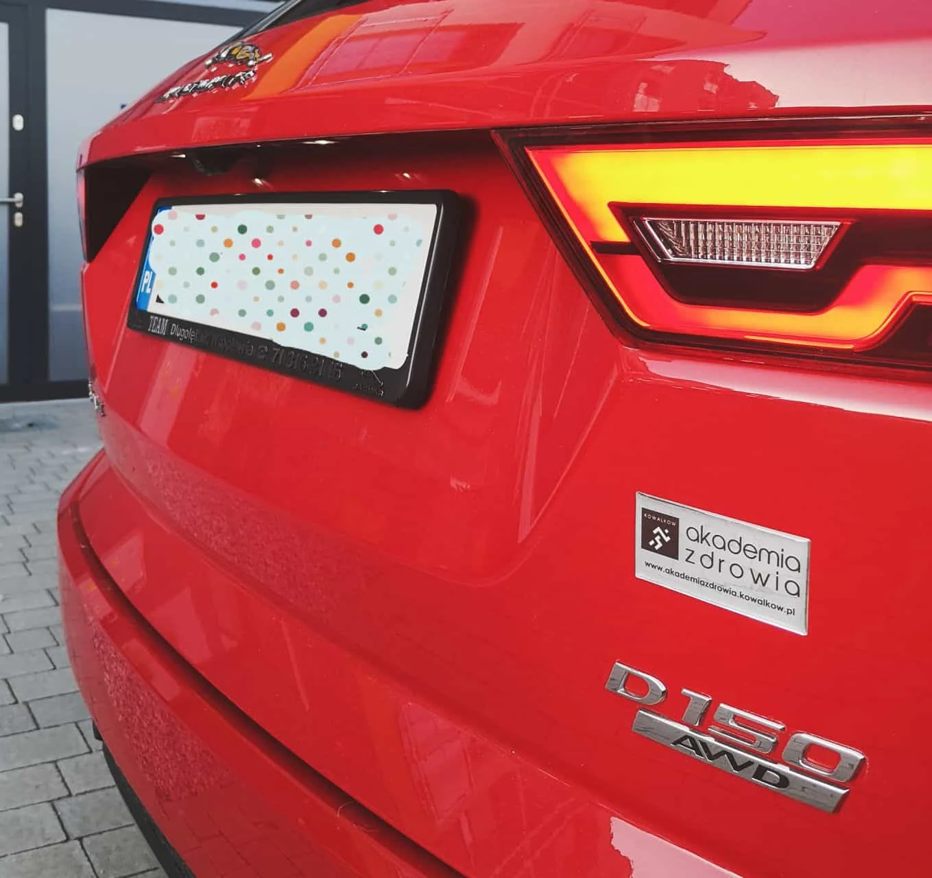 naklejki wypukłe z logo "Akademia Zdrowia" przyklejone na samochód