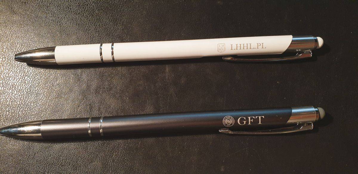długopis biały z logo LHHL i długopis czarny GFT