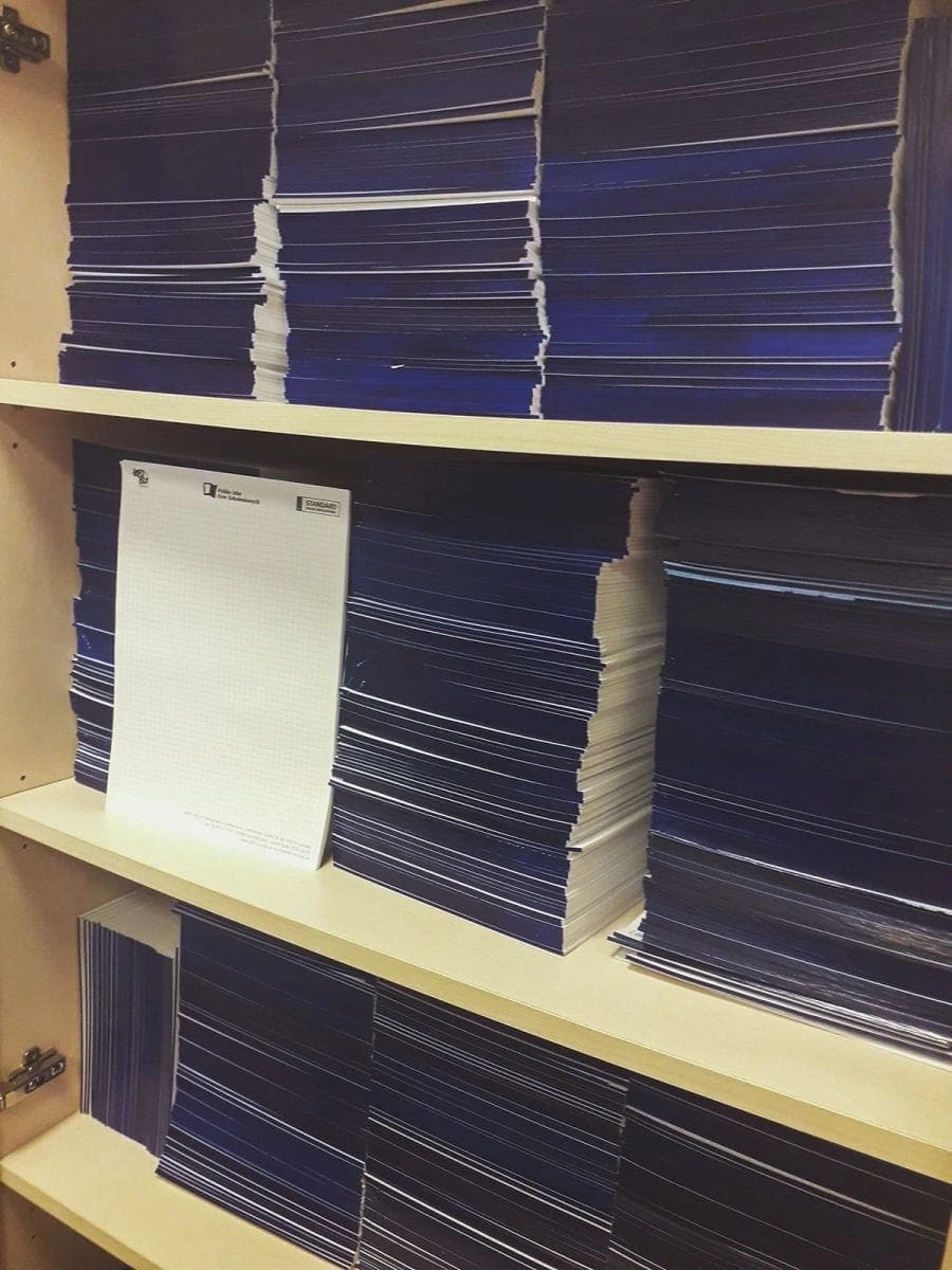 notesy z kolorowym klejem