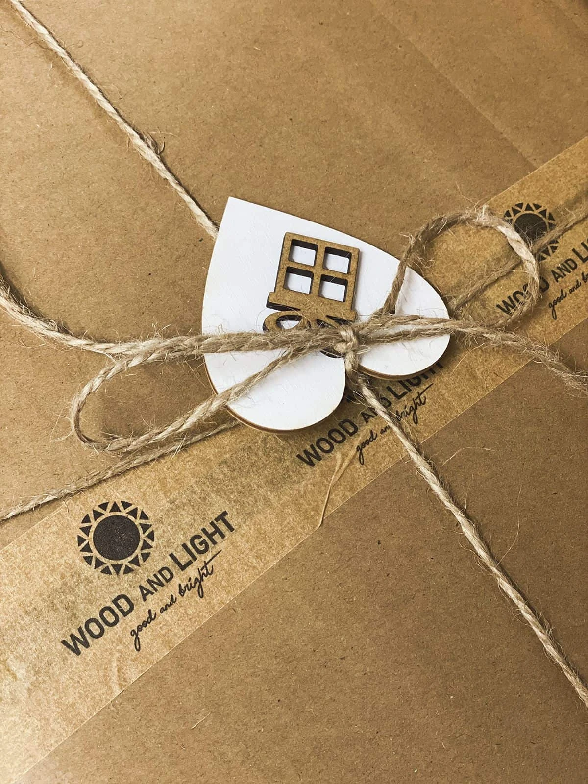 zapakowana paczka taśmą eko z nadrukiem WOOD AND LIGHT