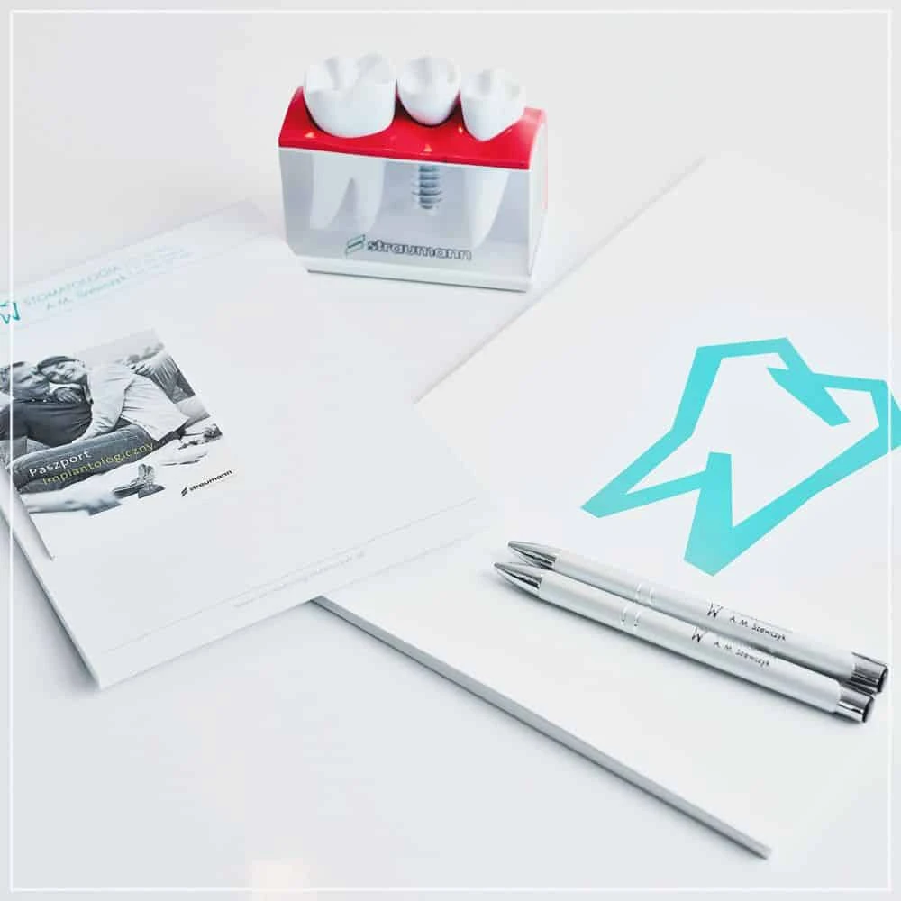 notesy, teczki i długopisy z logo Stomatologii