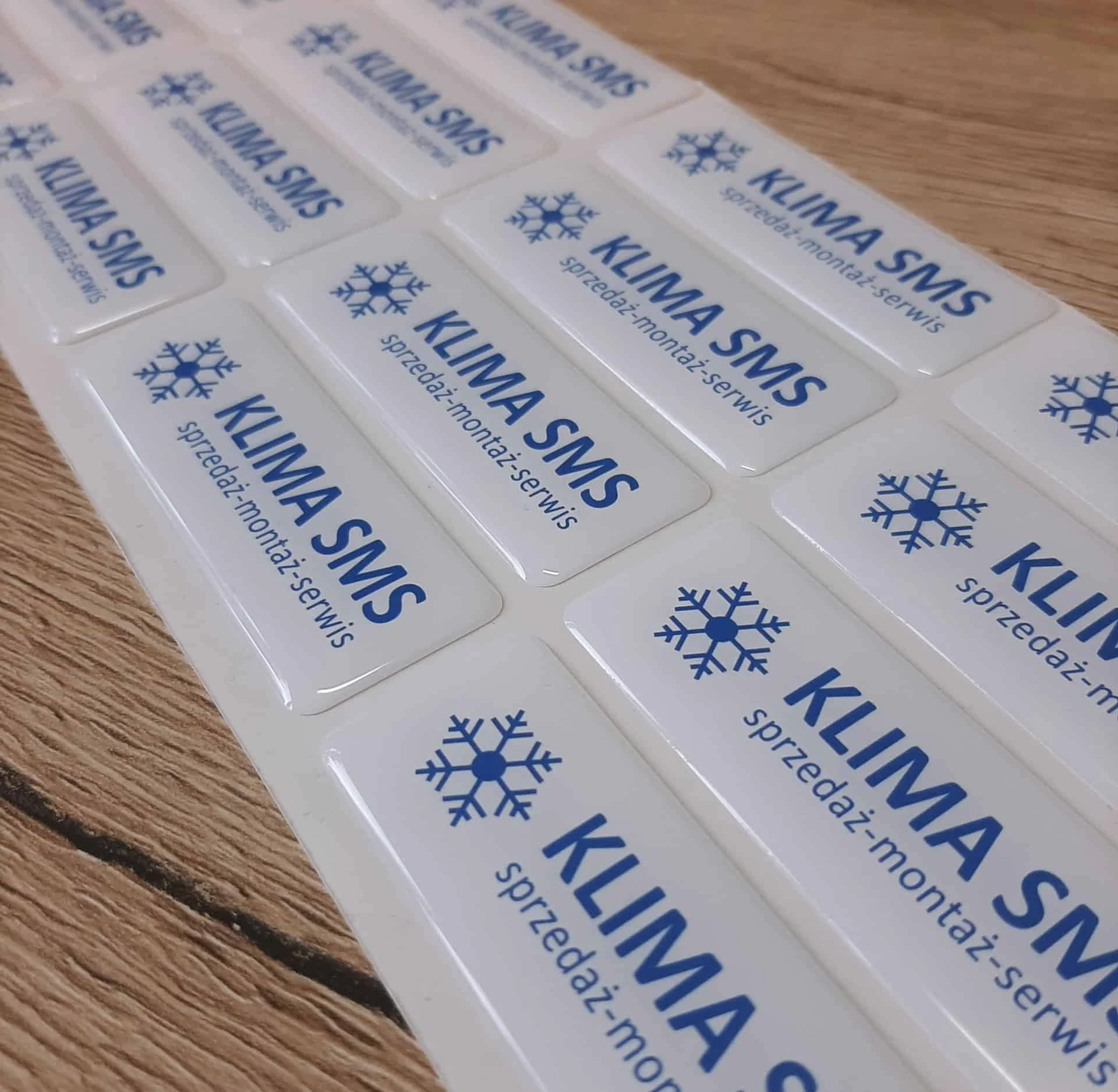 naklejki wypukłe z logo firmy KLIMA SMS