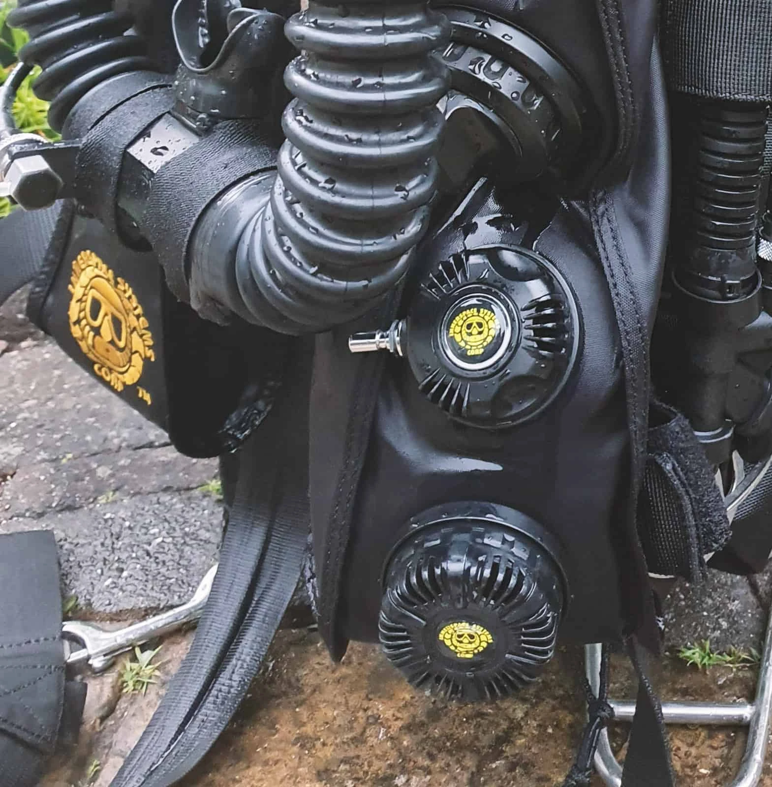 naklejka przyklejona na strój do nurkowania z logo Innerspace systems corp