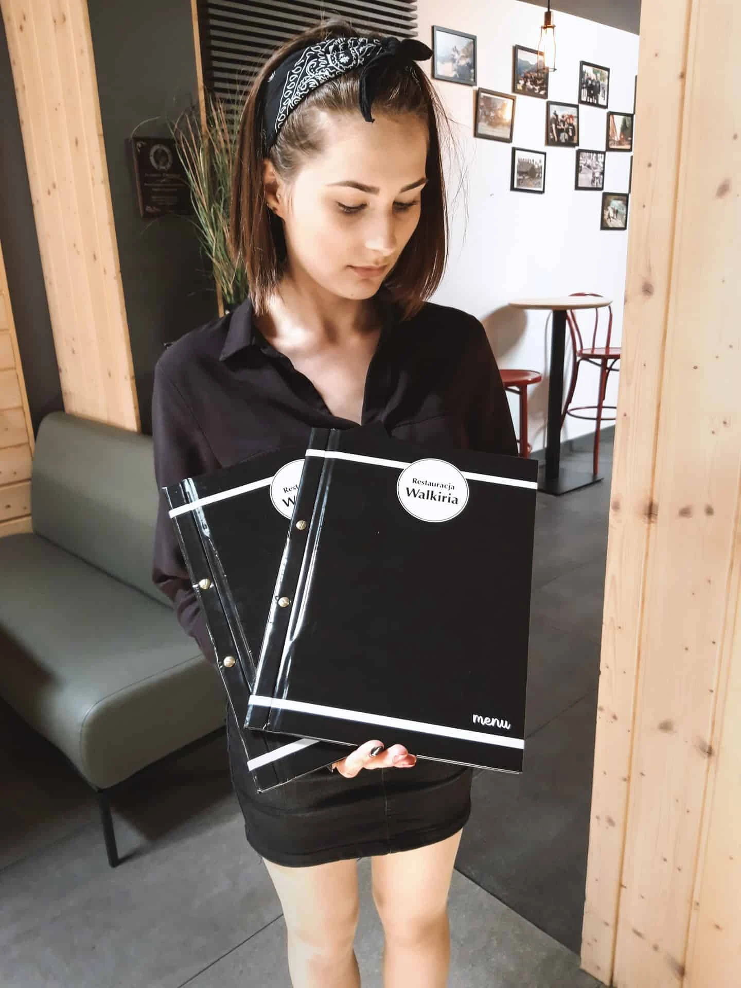 menu trzymane przez kelnerkę w restauracji Walkiria