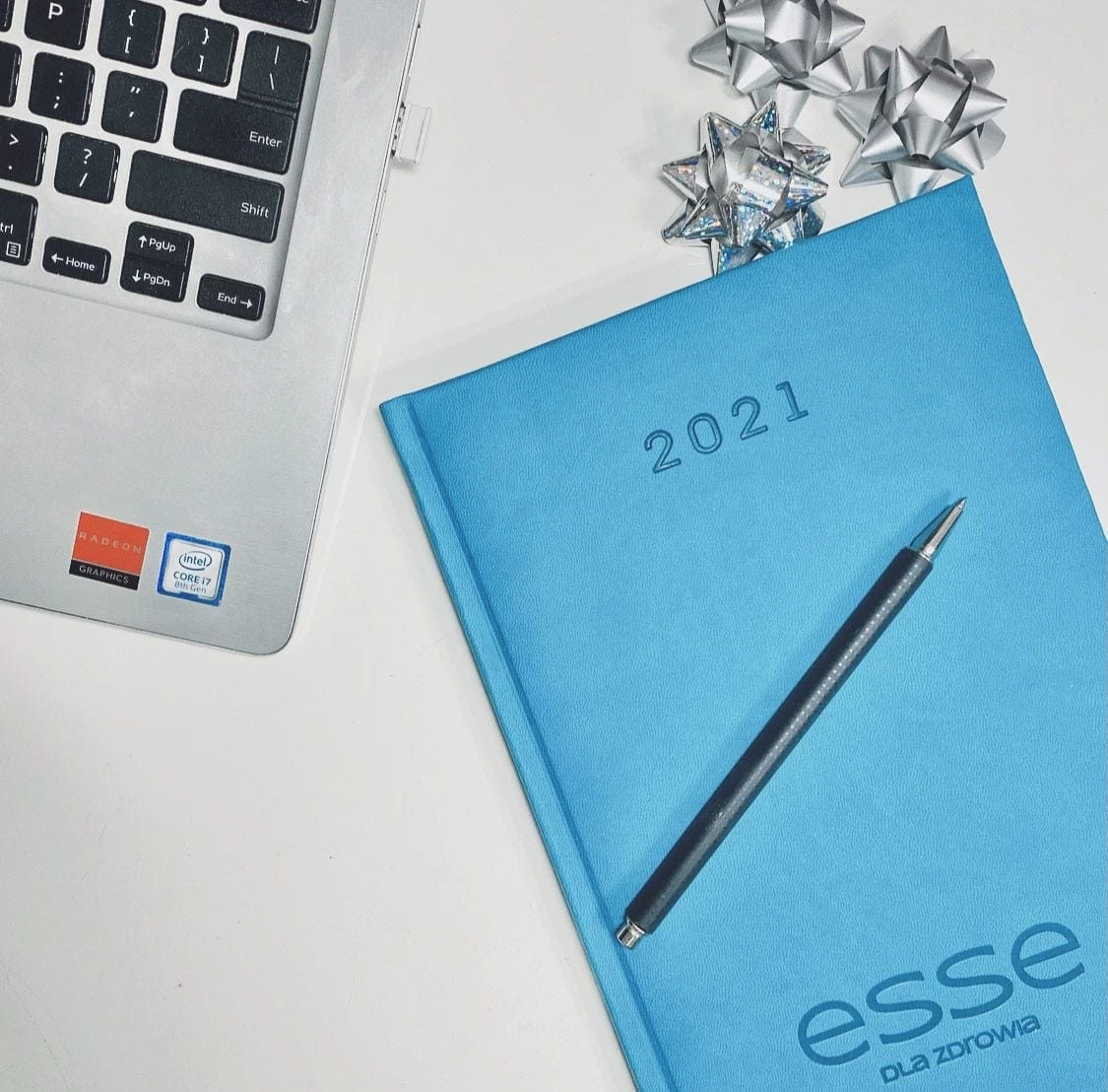 kalendarze z tłoczonym logo esse