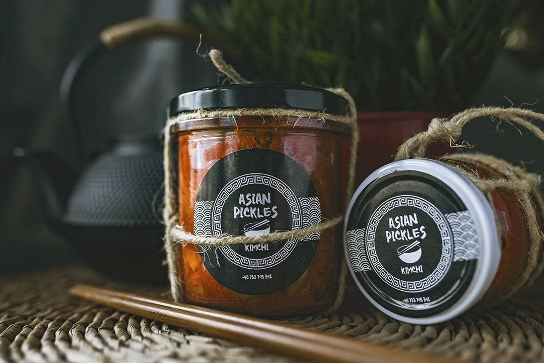 naklejki z logo Asia Pickles