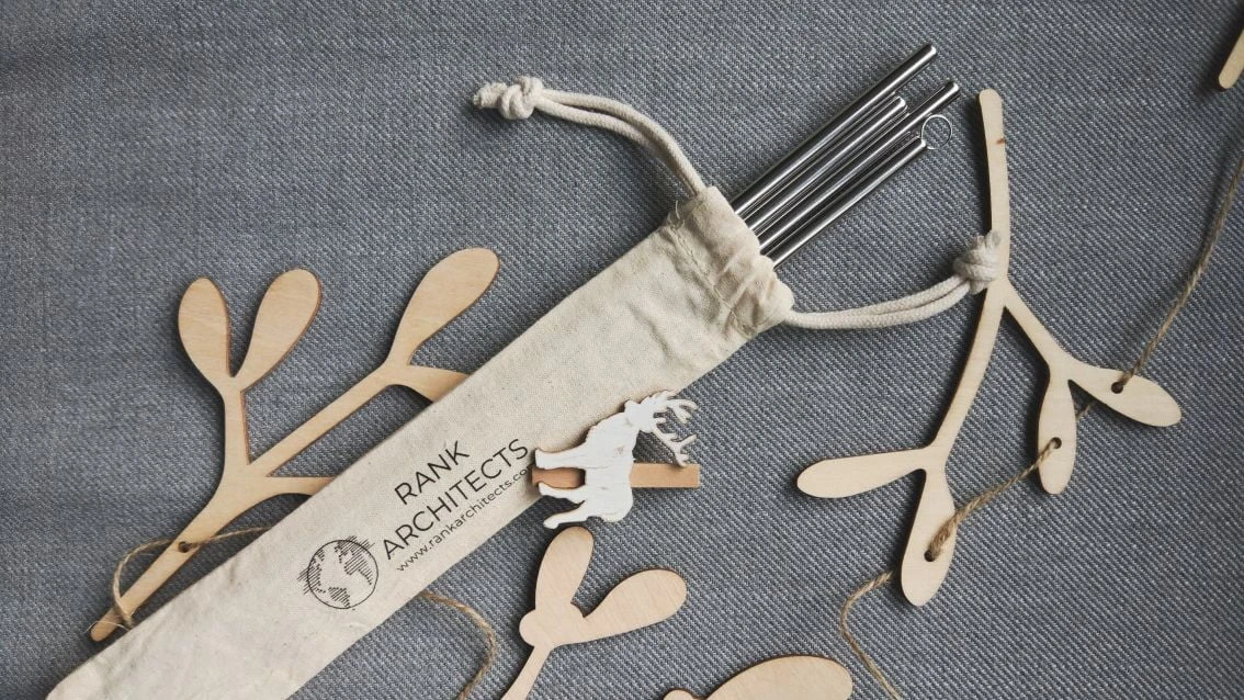 słomki metalowe z logo RANK ARCHITECTS