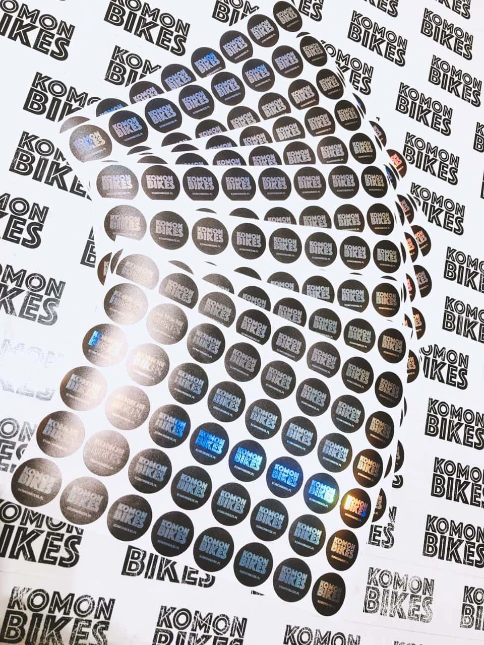naklejki holograficzne z logo KOMON BIKES
