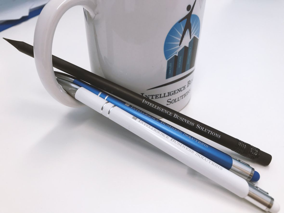 ołówki i długopisy z napisem Intelligence Business Solutions