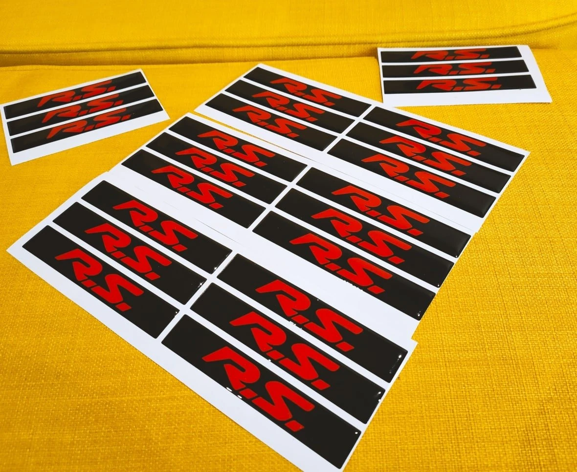 naklejki wypukłe czarne z logo R.S.