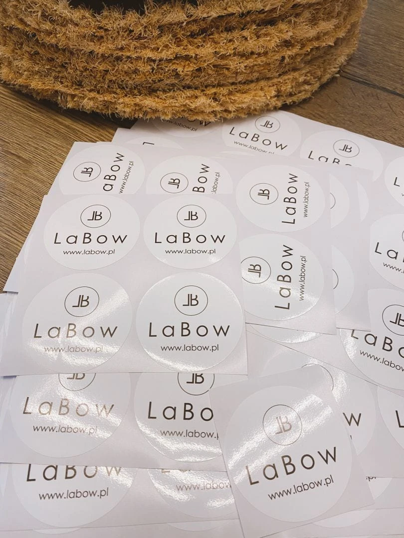 naklejki z logo LaBow